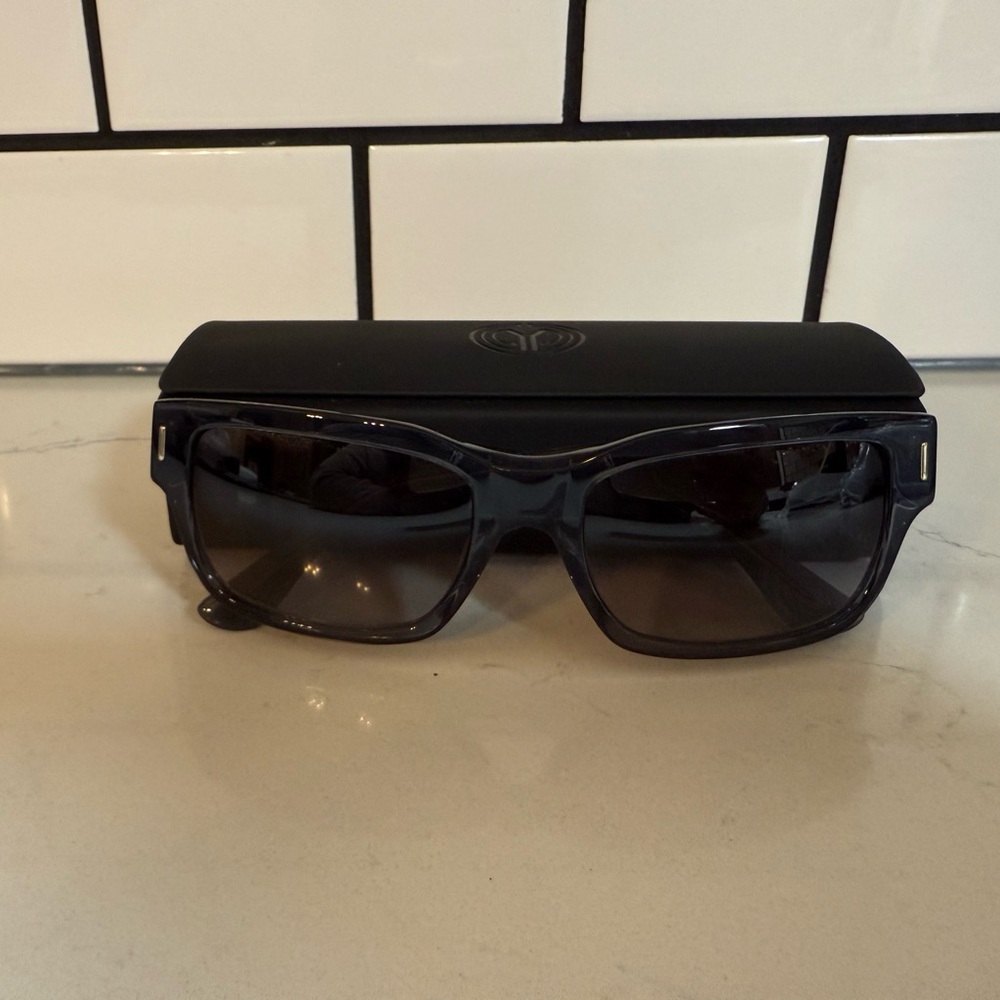 Yunizon Armon Wide Sunglasses - Oyster Grey Crystal